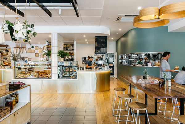 Cafe modern dan mewah dengan aksen emas